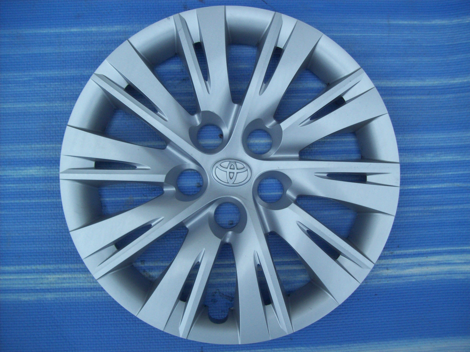 Used 2014 Toyota Camry Hub Caps for Sale