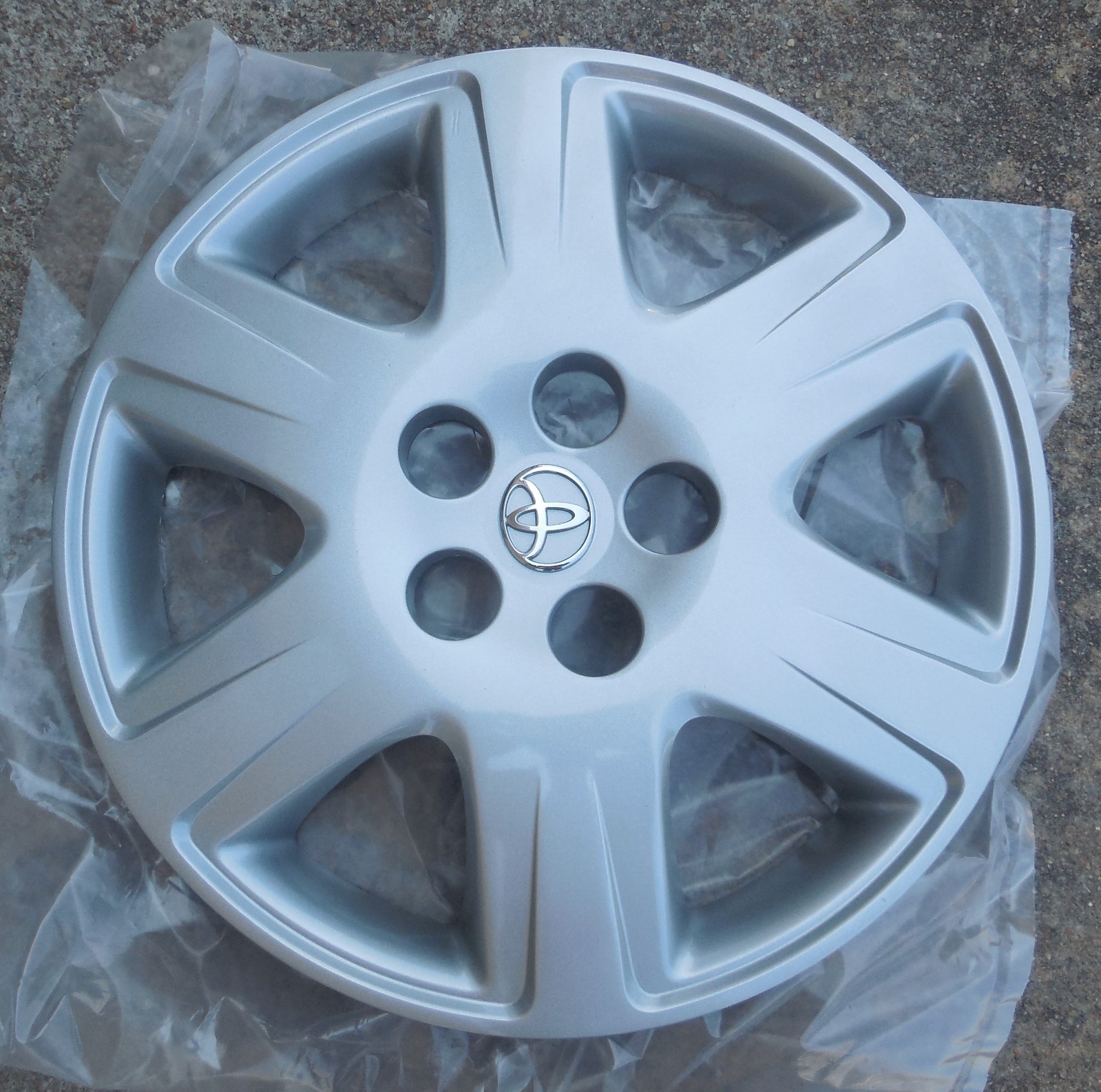 Used 2005 Toyota Corolla Hub Caps for Sale