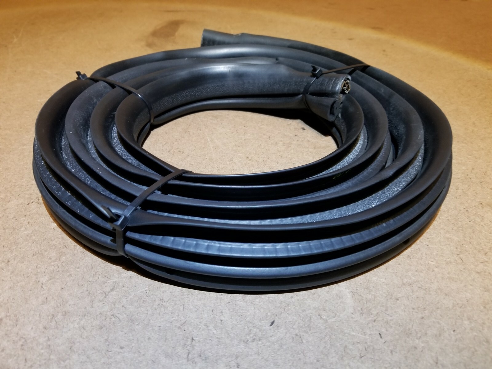 Jeep Cherokee Door Glass Weatherstrip Kit; Front (84-96 Jeep Cherokee XJ 4- Door) - Free Shipping Jeep Cherokee Door Glass Weatherstrip Kit; Front (84-96 Jeep Cherokee XJ 4- Door) - Free Shipping
