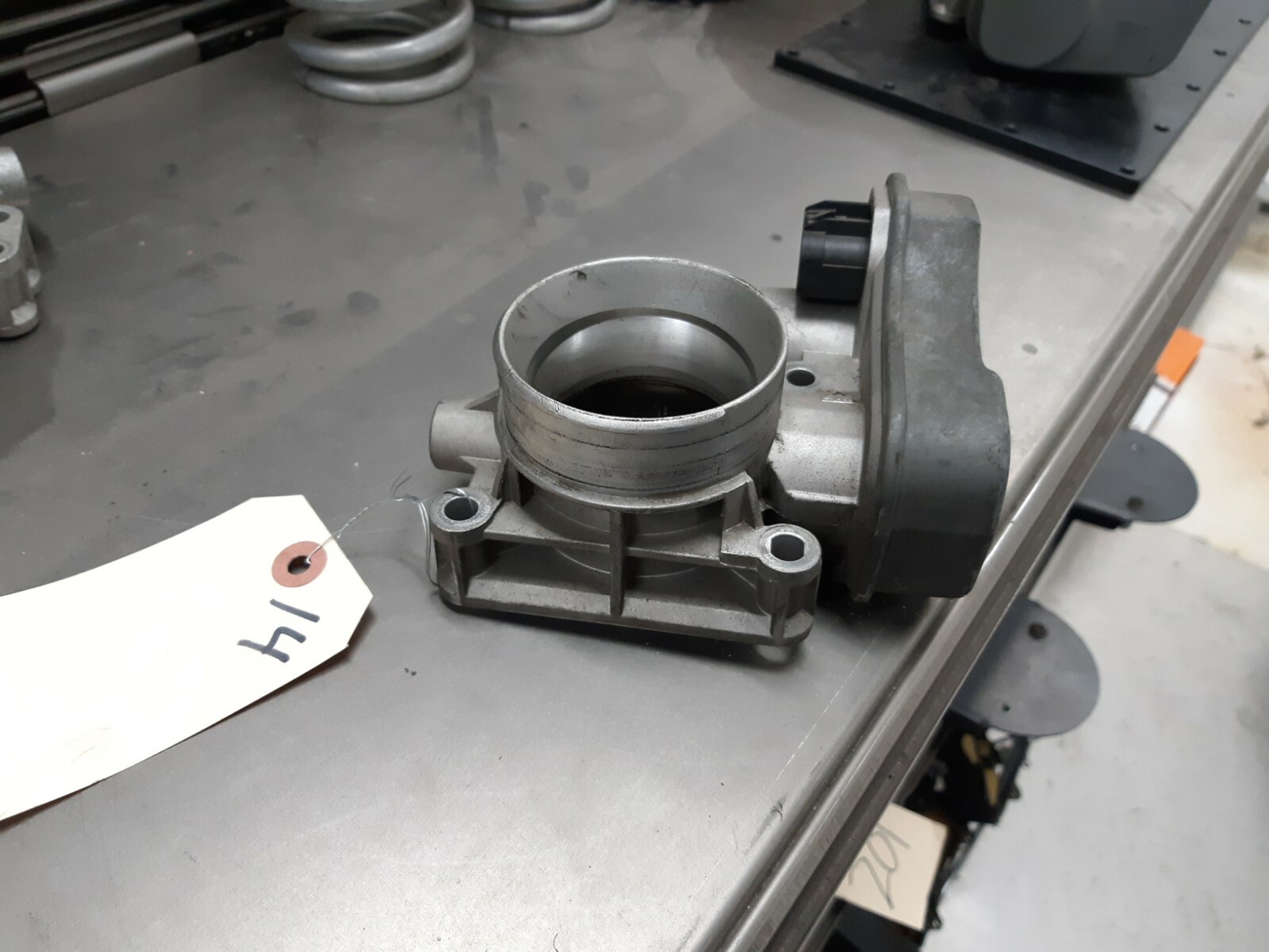 Used Throttle Body For Chevrolet Malibu Cobalt Hhr 2.2l 20052006