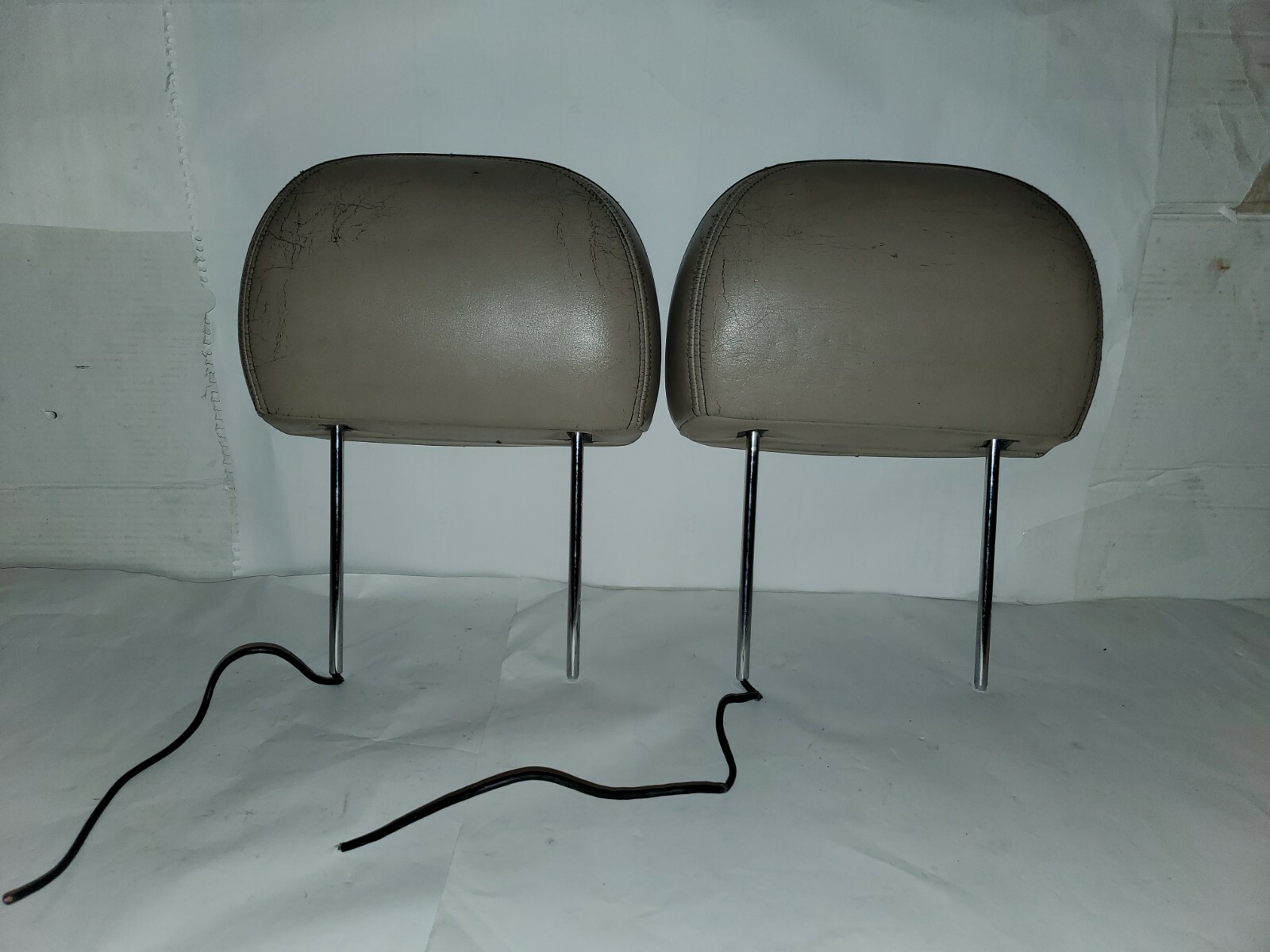Used Ford Excursion 0005 Rear Seat 2nd Row Headrest Head Rest Tan Leather Screens for Sale