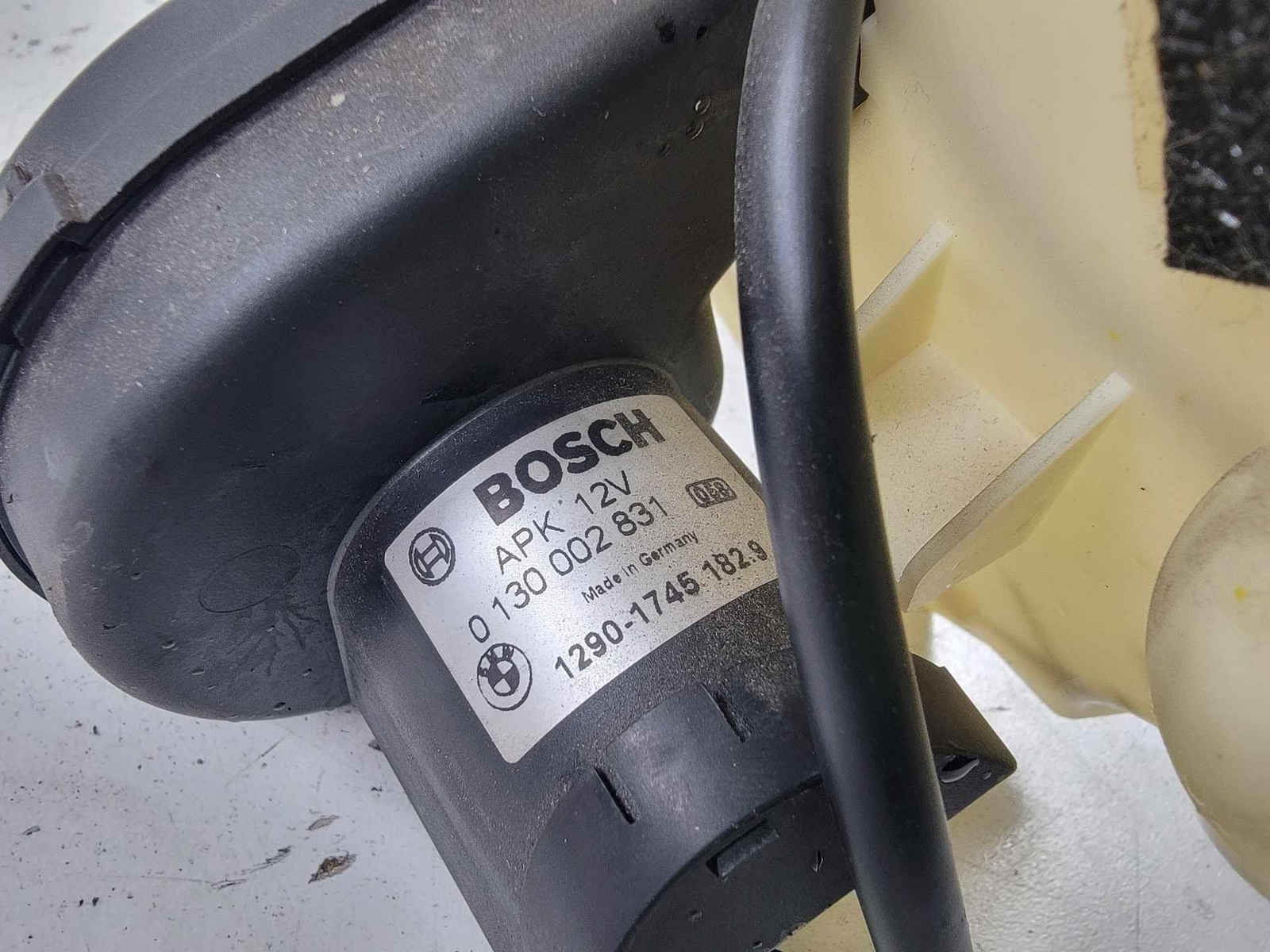 Used 0106 Bmw E46 M3 Oem Fuse Box Cooling Fan Blower Motor Unit for Sale