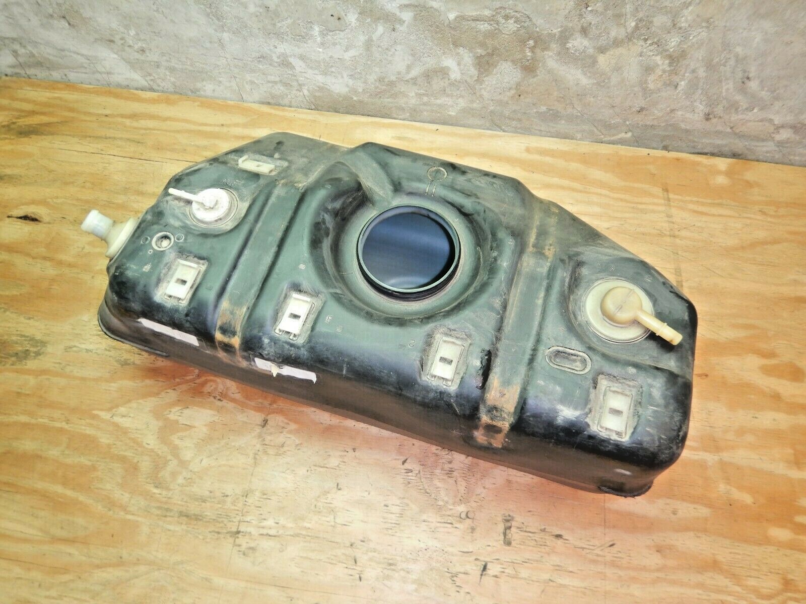 Used Jeep Wrangler Tj 0304 2019 Gallon Poly Plastic Gas Fuel Tank 52100483 for Sale 52100483