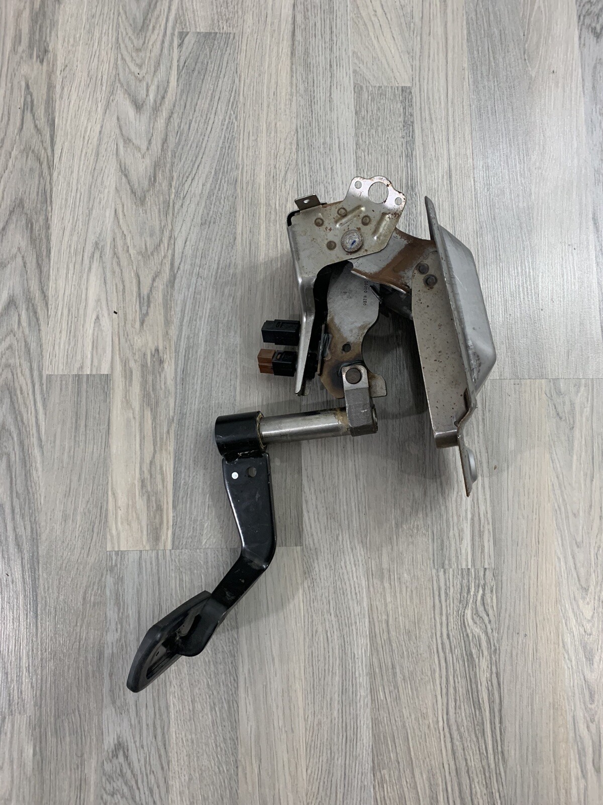 thumbnail image 2 of OEM Nissan Murano Accelerator Gas Pedal Assembly 2003-2007 (18002-CA100) 2 of 5